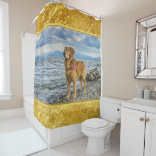 Cortina Para Chuveiro Golden retriever que está no oceano azul rochoso