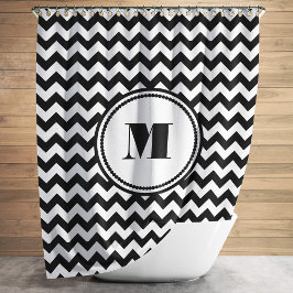 Cortina Para Chuveiro Padrão de Chevron Listrado Preto e Branco Monogram