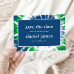 Cortino azul e verde Guarde o Anúncio de Data<br><div class="desc">Este convite moderno apresenta letras brancas arrojadas na frente com uma espiral de corante azul e verde. Use o formulário modelo para adicionar seu texto personalizado. O recurso Personalizar pode ser usado para alterar a fonte,  o layout e as cores.</div>