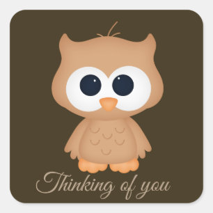 Coruja bonita pensando em seu adesivo