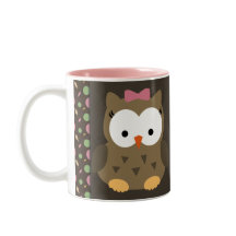 Coruja bonito do bebé com a caneca de café feita