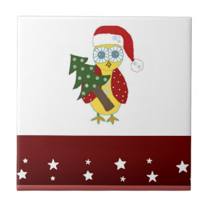 Coruja com chapéu de Papai Noel com árvore de Nata