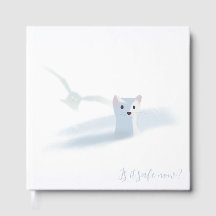 Coruja de neve e uma mochila branca