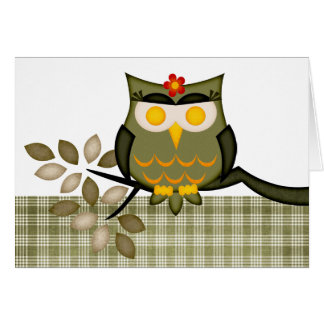 Coruja do cartão na árvore
