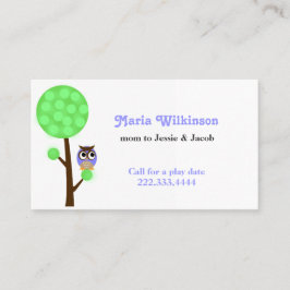 Coruja em um cartão das mamães da árvore