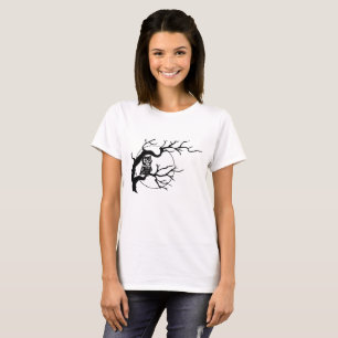 Coruja em uma camisa do T das mulheres da árvore