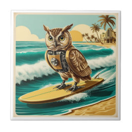 Coruja-robô venenosa surfando na praia