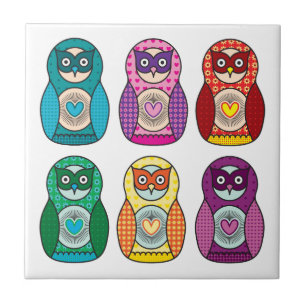 Corujas de Matryoshka do arco-íris