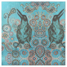 corvo no tecido azul