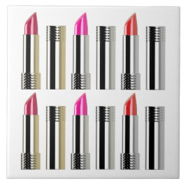 Cosméticos de batom cor-de-rosa e cromo