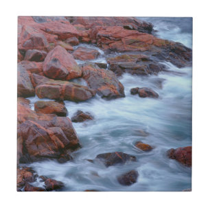 Costa rochosa com água, Canadá