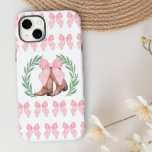 Cowgirl Boots Laurel Wreath e Arcos rosa<br><div class="desc">Capas de iphone de meninas com botas de vaqueira e um arco cor-de-rosa grande enquadrado com uma coroa de louros e um padrão de arcos cor-de-rosa que combinam com o logotipo da vaquinha. Projetado para o iPhone 14 Plus, mas ajustado muitos outros modelos. Se você escolher um modelo diferente, verifique...</div>
