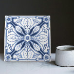 Cozinha Daisy Repro Backsplash Blue Delft Holandes<br><div class="desc">Este azulejo cerâmico da tradição do Delft Blue holandês é um exemplo espantoso de arte e artesanato. O azulejo apresenta um tema simétrico da margarida floral, com uma flor central cercada por folhas menores. O azulejo é esmaltado no esquema tradicional de cor azul e branca do Delft. Perfeito para adicionar...</div>