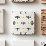 Cozinha de Verão Amarelo Backsplash Azulejo cerâmi<br><div class="desc">Este design apresenta abelhas e favos de mel com formas simples e contornos pretos sobre fundo branco. Os sotaques amarelos adicionam um toque de cor ao design simétrico e minimalista. A tinta das abelhas incorpora elementos geométricos e inspiração na Arte Deco sem sombreamento.</div>
