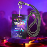 Crachá Acesso a VIP neon brilho Convite de 16 anos doce<br><div class="desc">Néon da moda brilha no escuro roxo azul-claro,  névoa vibrante e colorido Sweet Six Party com crachá de acesso de passagem VIP.</div>