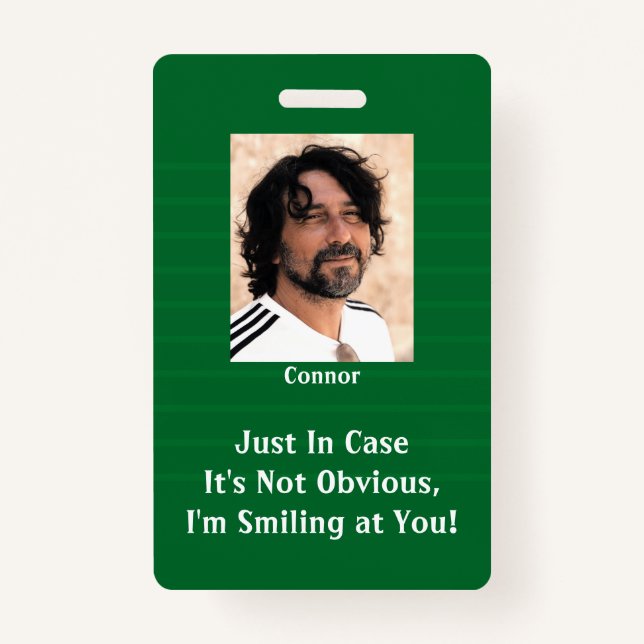 Crachá Alô - Linhas verdes sorrindo atrás da sua máscara (Frente)