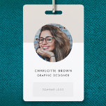 Crachá Cartão de ID Moderno | Logotipo de nome de foto de<br><div class="desc">Crachá de ID corporativo simples e na moda, que pode ser facilmente personalizado com a foto, o nome, a posição, o logotipo da empresa, os detalhes comerciais e o código QR ou código de barras do seu funcionário. A design na moda apresenta uma tipografia moderna minimalista e um cartaz em...</div>