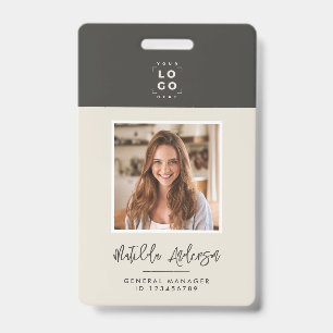 Crachá Cinza bege QR código moderno e mínimo abstrato de 