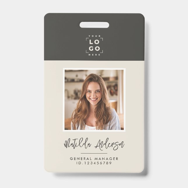 Crachá Cinza bege QR código moderno e mínimo abstrato de  (Frente)