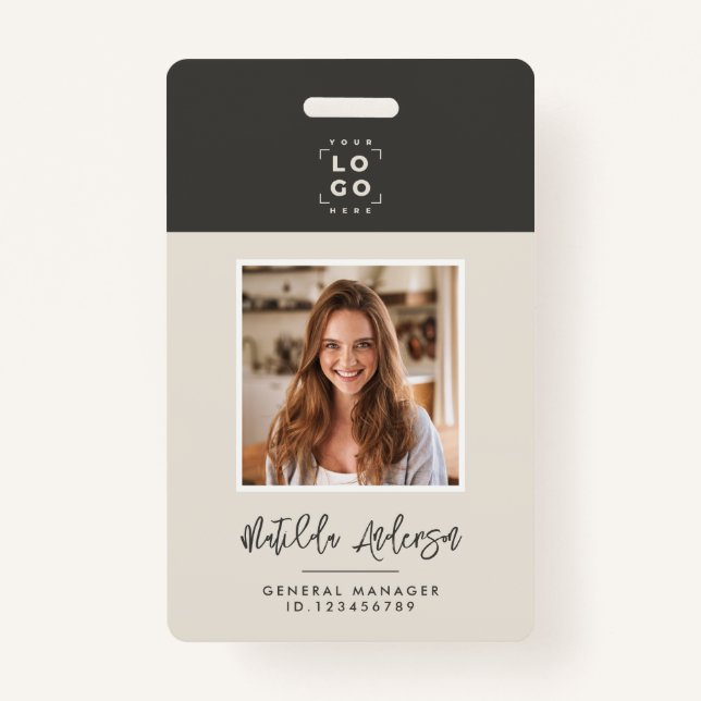 Crachá Cinza bege QR código moderno e mínimo abstrato de  (Frente)