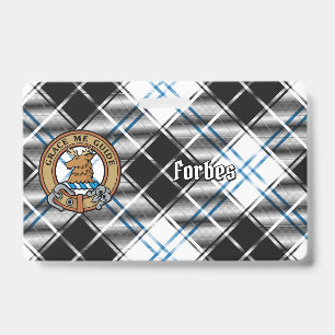 Crachá Clan Forbes Crest sobre o vestido Tartan