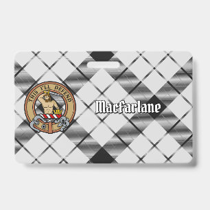 Crachá Clan MacFarlane Crest sobre Tartan Preto e Branco