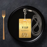 Crachá Colírio de ouro de 50 anos<br><div class="desc">Um crachá moderno, na moda e glamouroso para uma festa de aniversário 50ª. Um fundo com aspecto a ouro, com um pingado de falso brilho, pintura a pingar. O nome é escrito com um moderno estilo escrito à mão. Com o texto: VIP Number 50 é escrito com uma fonte de...</div>