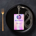 Crachá Concurso holográfico cor-de-rosa do partido Disco<br><div class="desc">Uma menina doce 16, 16 convites de aniversário. Um fundo holográfico colorido em roxo, rosa, amarelo, azul. Decorado com uma bola colorida de discoteca. Texto: Partido do Vamos! Personalize e adicione um nome e detalhes da parte. O nome é escrito com um script de estilo manuscrito, letras cor roxa. Traseira:...</div>