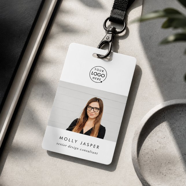 Crachá | Crachás Personalizados para Funcionários (Custom vertical employee badges with headshot branding for offices, agencies, and studios)