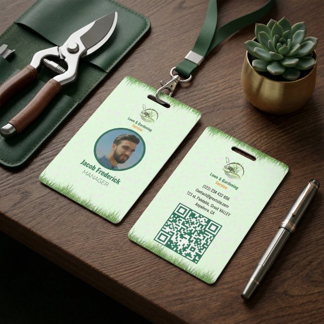 Crachá Cuidados Profissionais com Gramados Brancos e Verd (Professional White and Green Lawn Care Badge
)
