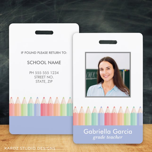 Crachá De Id Do Funcionarios Escolar De Pastel Col (Teacher name badge with picture, in blue and a colorful rainbow. School staff id badge)