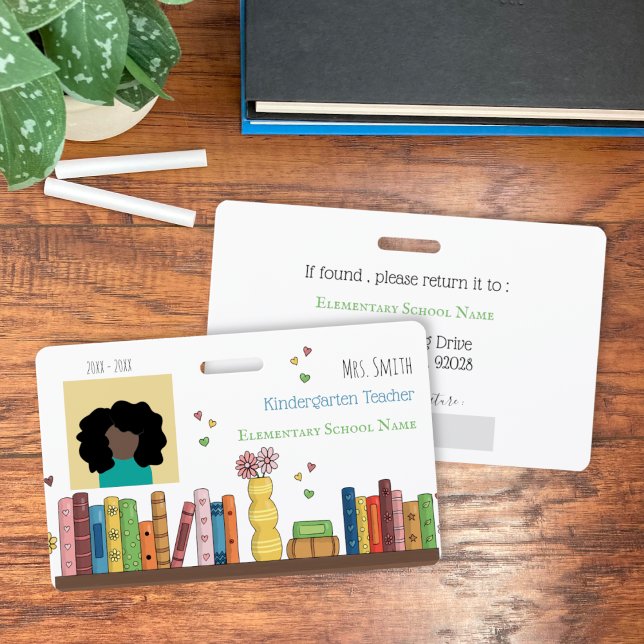 Crachá de identificação branco para professores de (Kindergarten teacher white photo ID horizontal badge with a watercolor bookshelf .)