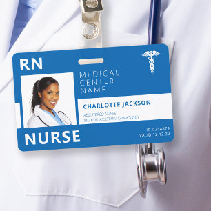 Crachá de identificação com foto de enfermeira RN