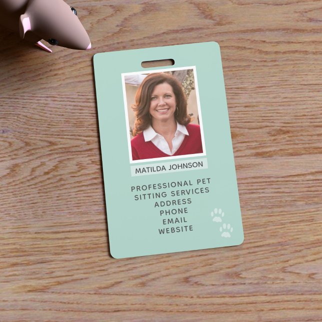 Crachá de Identificação de Fotografia de Impressão (Upload your photo and add your details to this paw print id badge. Purrfect for pet sitters!)