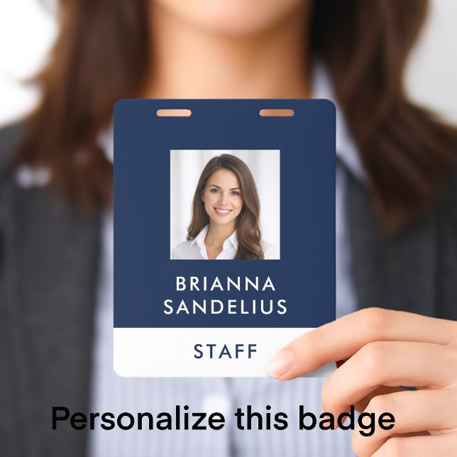 Crachá de Identificação de Funcionário Azul e Bran (Personalize this navy and white ID badge with clear bold text. 
)
