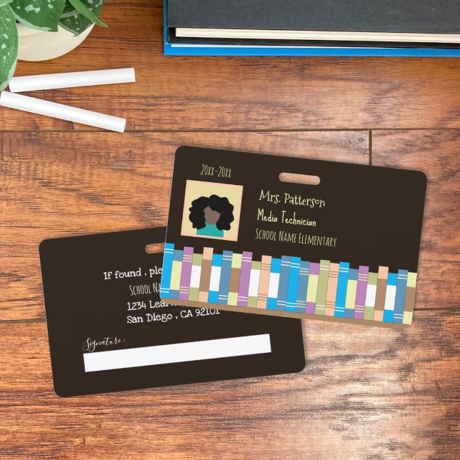 Crachá de identificação de funcionário com foto pa (School staff photo ID black horizontal employee badge with vector book shelf . )