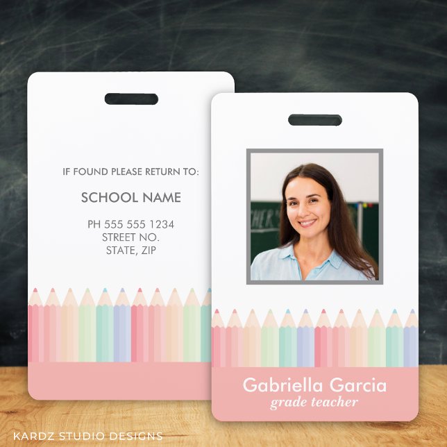 Crachá de identificação personalizado para profess (Personalize this teacher ID badge with picture, name and details.)