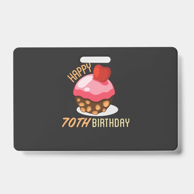 Crachá Design de aniversário de 70 bonitinho com bolo de  (Frente)