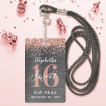 Crachá Distintivo VIP de Aniversário de 16 Anos Rose Gold<br><div class="desc">Uma maneira inteligente de convidar seus convidados para a sua festa de aniversário de 16 anos. Esses convites personalizados de crachá de passe VIP de 16 anos em rosa dourado são certos para impressionar seus convidados. O design apresenta um metal polido rosa dourado falso com brilho prateado e uma fonte...</div>