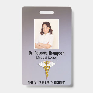 Crachá Elegante Caduceu de Ouro Médico com Asas Brancas d