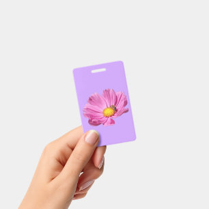Crachá Flor vibrante rosa com uma abelha em um dia de ver