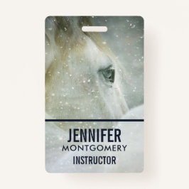 Crachá Foto de um belo Cavalo Branco no inverno