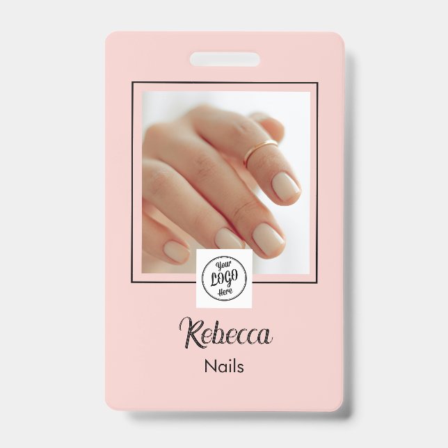 Crachá Foto de Unhas com Logo em Script Preto e Rosa Bege (Frente)