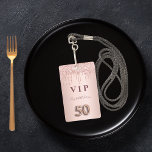 Crachá Glitter dourado rosa de 50 anos goteja de vidro ro<br><div class="desc">Um crachá moderno, na moda e glamouroso para uma festa de aniversário 50ª. Um fundo metálico rosa dourado falso com um brilho elegante rosa dourado, pintura gota-a-gota. O nome é escrito com um moderno e escuro, rosa dourado, escrito com letra de estilo manuscrito. Com o texto: VIP Number 50 é...</div>