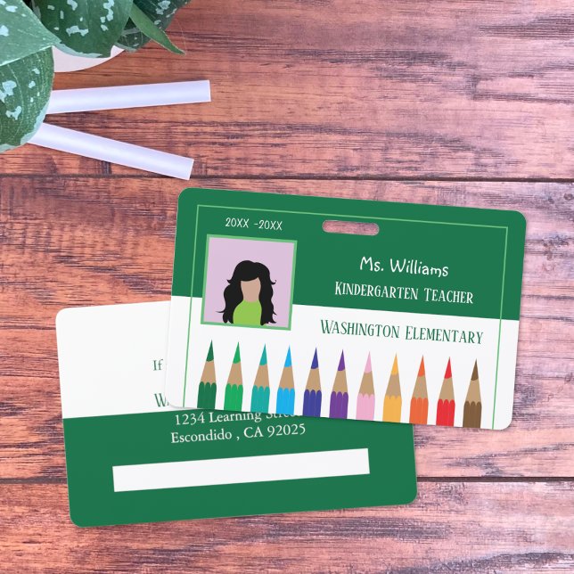 Crachá Lápis Arco-íris Professora Jardim de Infância Dist (Colored pencils teacher green and white horizontal photo ID badge .)