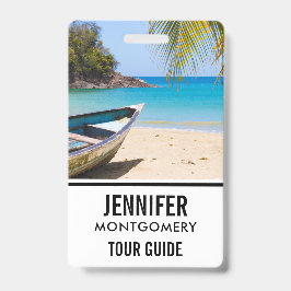 Crachá Linda praia tropical com um barco a remo