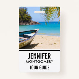 Crachá Linda praia tropical com um barco a remo