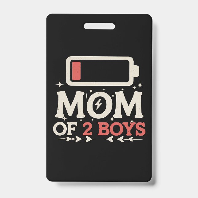 Crachá Mãe de 2 Meninos Bateria Baixa Funny Dia das Mães (Frente)