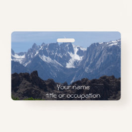 Crachá Montanhas com capa de neve de pinheiro solitário