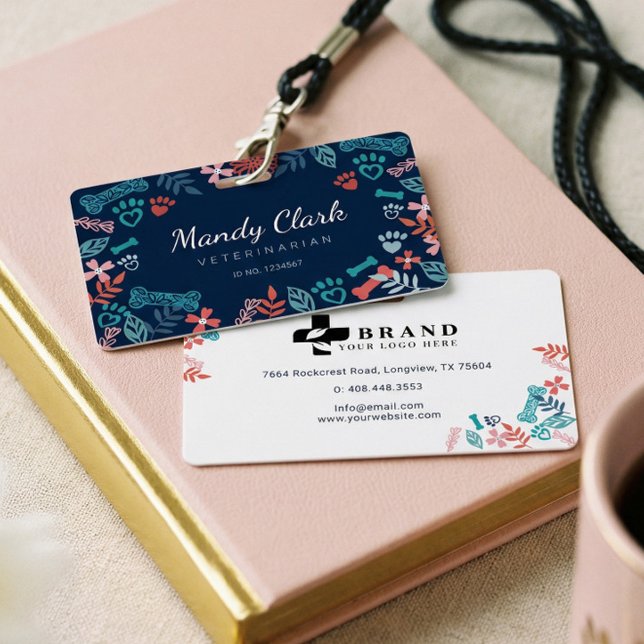 Crachá Padrão de Impressão de Folha e Floral Azul do mari (Navy Blue Floral & Foliage Pet Paw Print Pattern Badge)